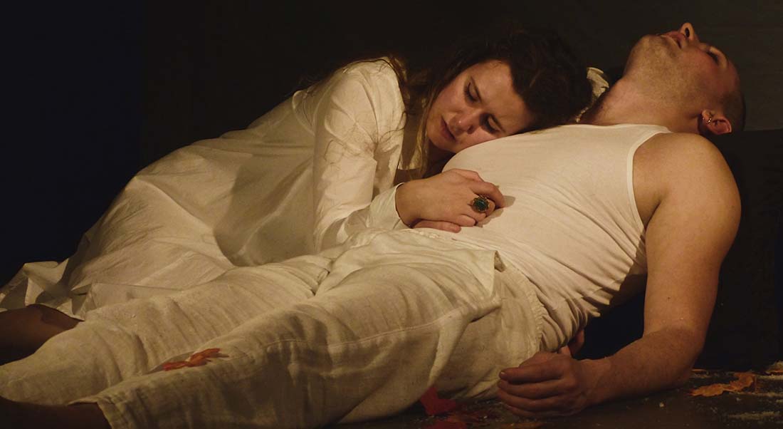 « Tristan et Iseut » : Maëlys Simbozel relit le mythe de l’amour maudit dans une esthétique onirique et actualisée - Critique sortie Avignon / 2023 Avignon Avignon Off. Théâtre des Lila’s