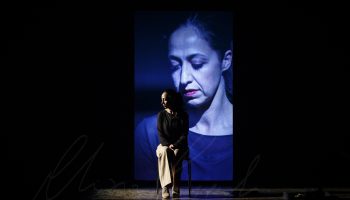Gaia Saitta adapte et interprète « Je crois que dehors c’est le printemps » : une traversée touchante et ingénieuse en proximité avec le public - Critique sortie Théâtre Paris Théâtre du Rond-Point