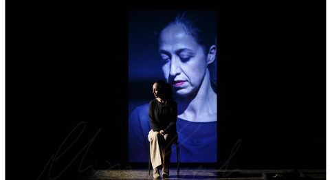 Gaia Saitta adapte et interprète « Je crois que dehors c’est le printemps » : une traversée touchante et ingénieuse en proximité avec le public - Critique sortie Théâtre Paris Théâtre du Rond-Point