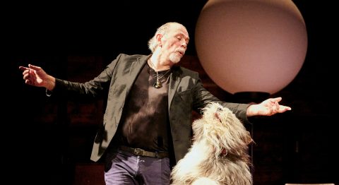 « Assis » : la superbe de Jérôme Thomas, plus que jamais debout - Critique sortie Avignon / 2023 Avignon Avignon Off. Jardin du musée Louis Vouland