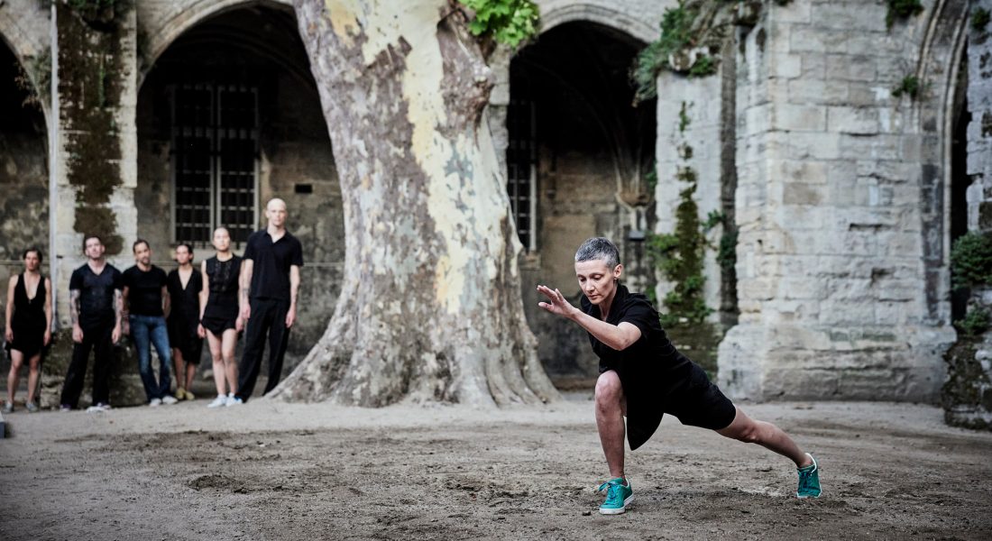 « En Atendant » d’Anne Teresa De Keersmaeker, essentiel ! - Critique sortie Avignon / 2023 Avignon Festival d’Avignon. Cloître des Célestins