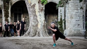 « En Atendant » d’Anne Teresa De Keersmaeker, essentiel ! - Critique sortie Avignon / 2023 Avignon Festival d’Avignon. Cloître des Célestins