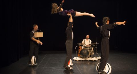 “ExCENTRIQUES” : la belle intuition du gyropode comme agrès de cirque, pas mal de fraîcheur, et un enrobage musical aux petits oignons, par Les Acrostiches - Critique sortie Avignon / 2023 Avignon La Scierie