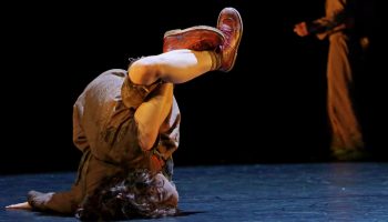 « Faraëkoto » par Séverine Bidaud, un conte et un ballet théâtral qui invite à rêver autant qu’à réfléchir - Critique sortie Avignon / 2023 Avignon Théâtre Golovine