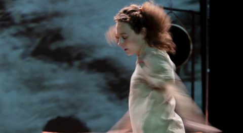 Alice de Lencquesaing porte haut « J’avais ma petite robe à fleurs » de Valérie Lévy - Critique sortie Avignon / 2023 Avignon La Factory