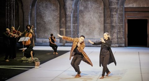 « Inventions » du collectif Mal Pelo mêle danse, musique, textes et arts plastiques - Critique sortie Avignon / 2023 Avignon Cour du lycée saint-Joseph