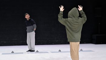 « Nice Trip » de Mathieu Desseigne-Ravel et Michel Schweizer : un duo loufoque qui met en question la notion de frontière - Critique sortie Danse Paris Le Cent Quatre