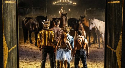 “Avant la nuit d’après” : rencontre surprenante et réussie entre la magie du cirque équestre et l’esthétique sombre de Marie Molliens - Critique sortie Avignon / 2023 Villeneuve lez Avignon Avignon Off. Villeneuve en scène