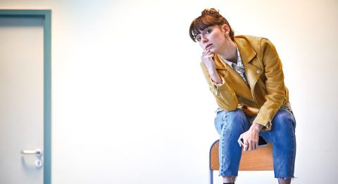 Johanny Bert reprend « Le Processus »  l’histoire intime d’une adolescente, susurrée à l’oreille - Critique sortie Théâtre Avignon La Maif Social Club