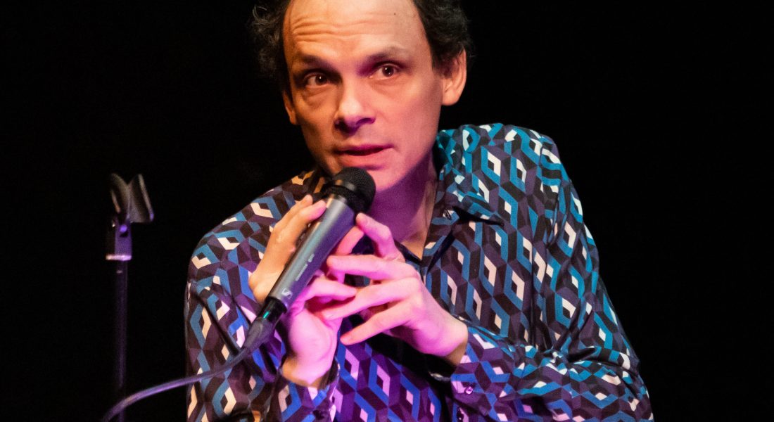 Joël Maillard en clown iconoclaste et trublion déjanté dans « Résilience, mon cul » - Critique sortie Avignon / 2023 Avignon Théâtre du Train Bleu