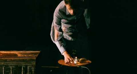 “Tempête dans un verre d’eau” de Marie Carrignon et Clément Montagnier : une prouesse d’écriture en théâtre d’objet - Critique sortie Avignon / 2023 Avignon Le Totem