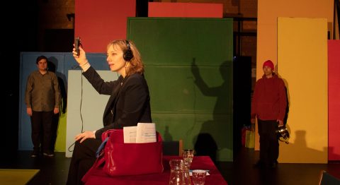 Dorian Rossel met en scène « Tous les poètes habitent Valparaiso » de Carine Corajoud : un voyage fascinant en forme de puzzle… intercontinental - Critique sortie Avignon / 2023 Avignon Avignon off. Théâtre Transversal