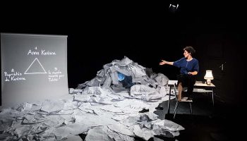 « Je suis une fille sans histoire » par Alice Zeniter, conférence décalée, érudite et drôle - Critique sortie Théâtre Marseille La Criée - Théâtre National de Marseille