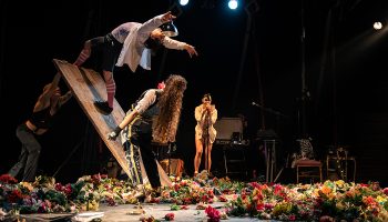« Le Premier Artifice », création collective du Cirque Queer, entre poésie, théâtre, clown et militantisme - Critique sortie Théâtre Paris Village de Cirque