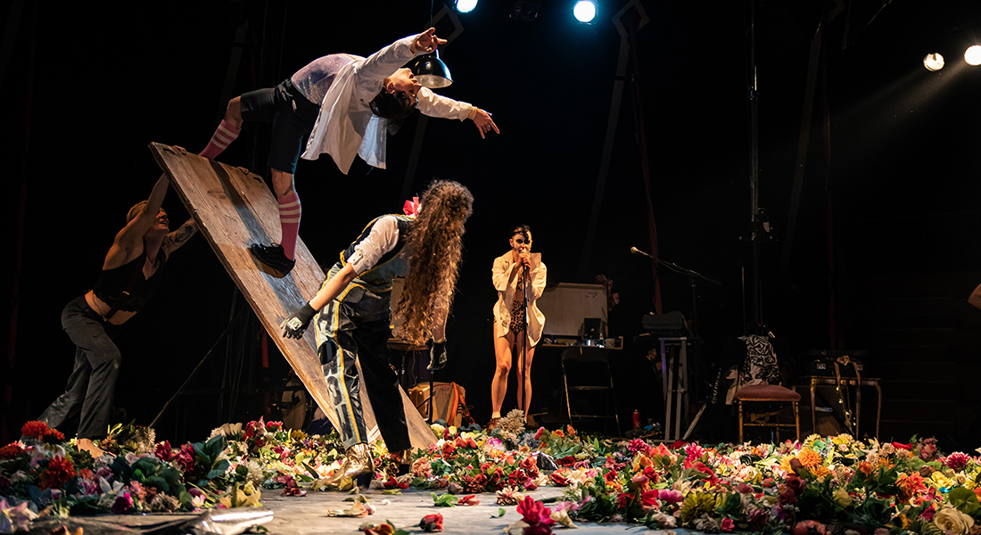« Le Premier Artifice », création collective du Cirque Queer, entre poésie, théâtre, clown et militantisme - Critique sortie Théâtre Paris Village de Cirque