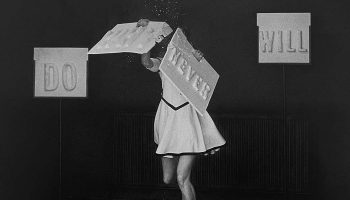 « One Song – Histoire(s) du Théâtre IV » de Miet Warlop :  un concert-performance explosif ! - Critique sortie Théâtre Paris Théâtre du Rond-Point