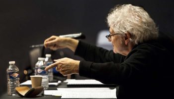 Alain Françon met en scène « Un Chapeau de paille d’Italie » de Labiche, au-delà des stéréotypes - Critique sortie Théâtre Paris Théâtre de la Porte Saint-Martin