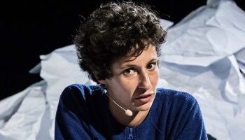 « Je suis une fille sans histoire » : une conférence-spectacle signée Alice Zeniter - Critique sortie  Marseille La Criée - Théâtre National de Marseille