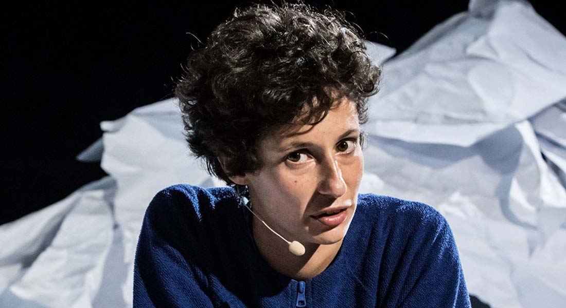 « Je suis une fille sans histoire » : une conférence-spectacle signée Alice Zeniter - Critique sortie  Marseille La Criée - Théâtre National de Marseille