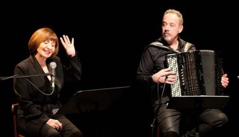« Du bonheur de donner » : des poèmes de Brecht lus par Ariane Ascaride - Critique sortie  Marseille La Criée - Théâtre National de Marseille