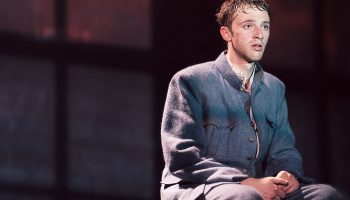 Benoit Lavigne met en scène Benjamin Voisin dans « Guerre », roman de Céline récemment retrouvé - Critique sortie Théâtre Paris Théâtre de l’Œuvre