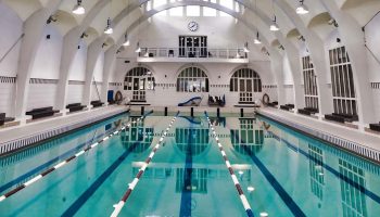 « Iris » d’Alessandro Sciarroni mêle danse, musique et sport - Critique sortie Danse Paris Piscine de la Butte aux Cailles