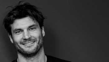 « Les Méritants » de Julien Guyomard, une réflexion sur la responsabilité individuelle dans le monde libéral - Critique sortie Théâtre Paris. Théâtre de la Tempête