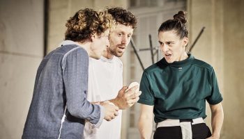 « Le Beau Monde », un rituel théâtral réjouissant de Simon Gauchet and co… - Critique sortie Théâtre Paris Le Centquatre