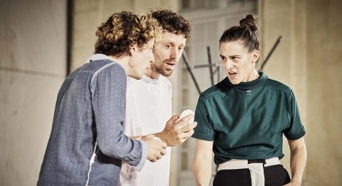 « Le Beau Monde », un rituel théâtral réjouissant de Simon Gauchet and co… - Critique sortie Théâtre Paris Le Centquatre