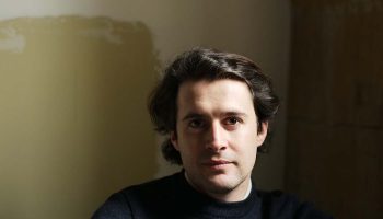 Valérian Guillaume crée « Richard dans les étoiles », qui explore la question de l’assignation sociale - Critique sortie Théâtre Lyon Les Célestins – Théâtre de Lyon