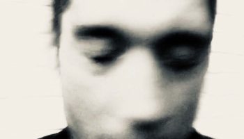 Sébastien Wojdan présente « Blanc », un solo né d’un empêchement de liberté - Critique sortie Théâtre Paris Le Monfort Théâtre