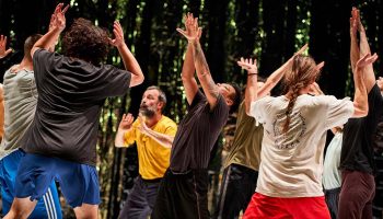 « Silver Rosa » de Yuval Pick : une danse collective et puissante - Critique sortie Danse Décines Le Toboggan