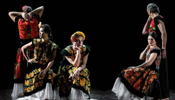 Avec « Sous les fleurs », Thomas Lebrun hisse les couleurs du Mexique et des Muxes - Critique sortie  Paris Chaillot - Théâtre national de la danse