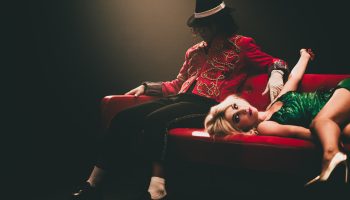 Clément Poirée met en scène « Autopsie mondiale » d’Emmanuelle Bayamack-Tam, qui ausculte brillamment les vies de Michael Jackson et Britney Spears - Critique sortie Théâtre