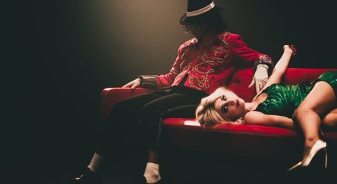 Clément Poirée met en scène « Autopsie mondiale » d&rsquo;Emmanuelle Bayamack-Tam, qui ausculte brillamment les vies de Michael Jackson et Britney Spears - Critique sortie Théâtre Paris La Tempête - Cartoucherie