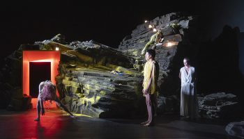 Le comédien et metteur en scène Jonathan Capdevielle fait exploser le didactisme déclamatoire du « Caligula » d’Albert Camus - Critique sortie Théâtre Gennevilliers T2G - Théâtre de Gennevilliers