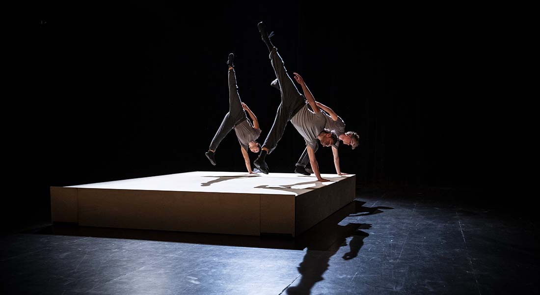 « Cécile » des trois acrobates de la compagnie flamande Sinking Sideways. Un talent tout neuf ! - Critique sortie Cirque Auch Festival Circa - salle du Mouzon