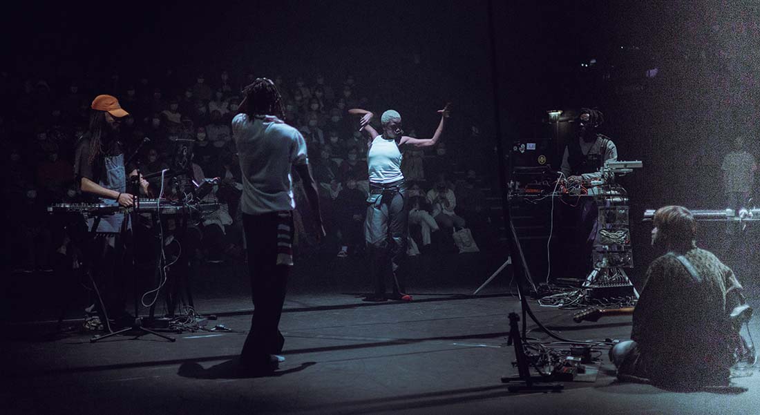 « Earthbound » de Johanna Faye et Saïdo Lehlouh, entre danse underground et danse de création - Critique sortie Danse Paris Théâtre National de la Danse de Chaillot