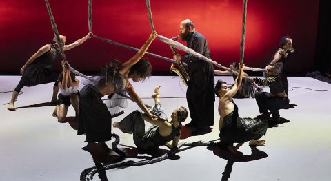 « TOUT-MOUN » d’Héla Fattoumi et Éric Lamoureux, une mise en lumière de la pensée d’Édouard Glissant. Une réussite ! - Critique sortie Danse Besançon