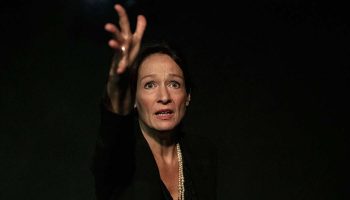 Anne Martinet  reprend « 24 heures de la vie d’une femme » de Stefan Zweig avec élégance et subtilité - Critique sortie Théâtre Paris La Folie Théâtre