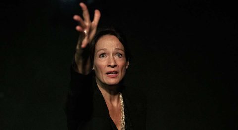 Anne Martinet  reprend « 24 heures de la vie d’une femme » de Stefan Zweig avec élégance et subtilité - Critique sortie Théâtre Paris La Folie Théâtre