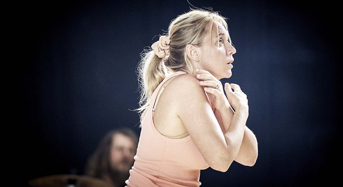 Sébastien Davis met en scène « Le Consentement » de  Vanessa Springora : une parole nécessaire - Critique sortie  Paris Théâtre du Rond-Point