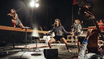 « One Song », un concert-performance athlétique par Miet Warlop - Critique sortie  Cergy-Pontoise