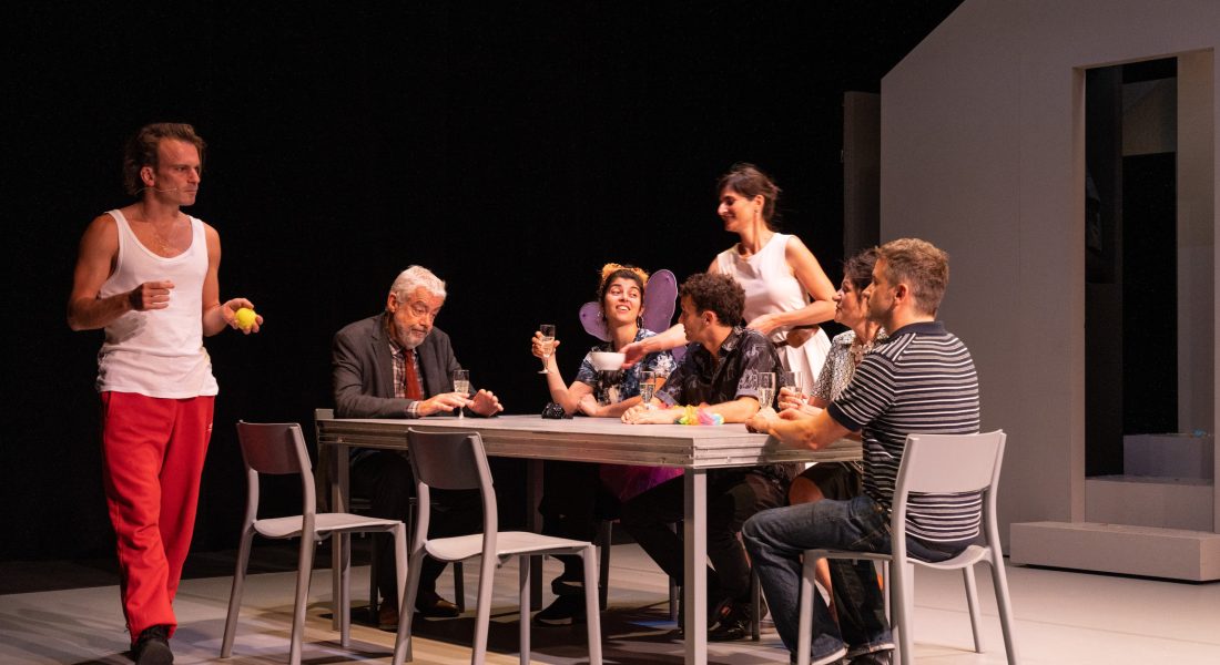 Laurent Mauvignier signe le texte et la mise en scène de « Proches » - Critique sortie Théâtre Paris La Colline - Théâtre national