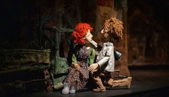Leo Gabriadze réadapte « Alfred et Violetta » de Rezo Gabriadze, un spectacle de marionnettes dépaysant à la manipulation virtuose - Critique sortie Marionnette Paris La Scala Paris