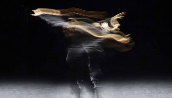 « L’Envol » : Nacera Belaza continue de sculpter l’obscurité - Critique sortie Danse Paris Chaillot - Théâtre national de la danse