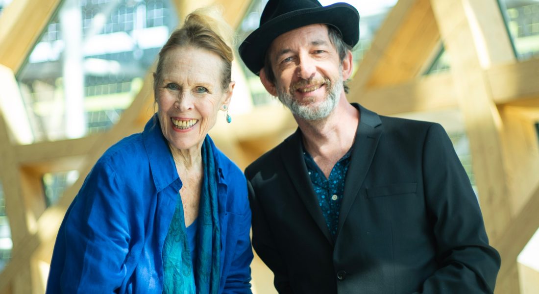 Carolyn Carlson et Arthur H créent « Poetry in motion », un instant suspendu qui unit la danse et le poème - Critique sortie Danse Boulogne-Billancourt La Seine Musicale