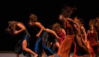« Fêu » : la nouvelle création de Fouad Boussouf joue sur la virtuosité et la surenchère - Critique sortie Danse Paris Théâtre du Rond-Point