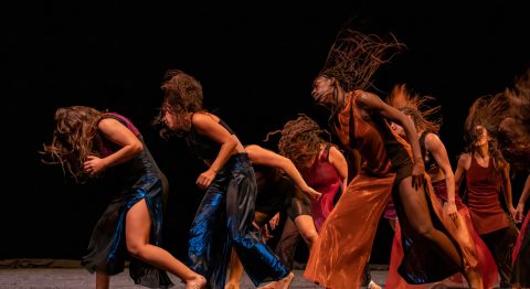 « Fêu » : la nouvelle création de Fouad Boussouf joue sur la virtuosité et la surenchère - Critique sortie Danse Paris Théâtre du Rond-Point