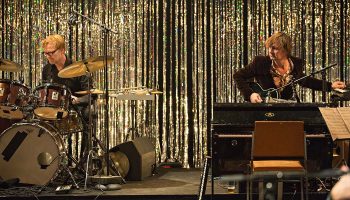 Mathieu Bauer aime faire théâtre d’éléments disparates : quand glaner devient de l’art - Critique sortie  Paris La Maison des Métallos